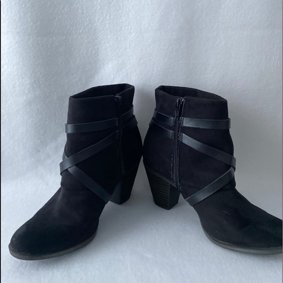 Crown Vintage Size 8M Black Block Heel Bootie. - Picture 3 of 8